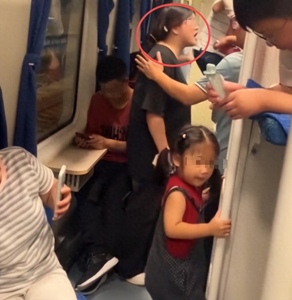 华泰配资 女子换下铺被拒后续：怒怼大哥15分钟，正脸曝光，被指傅首尔长相